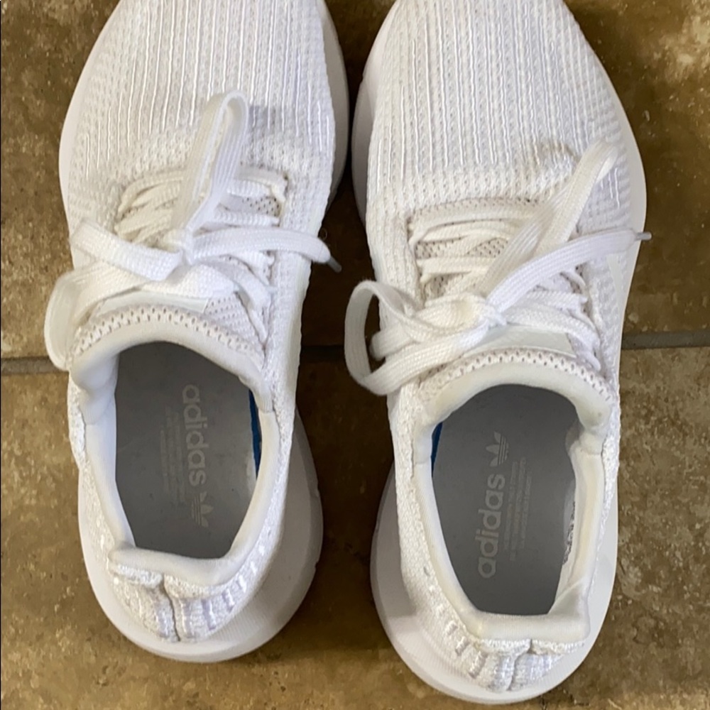 Tennis shoes